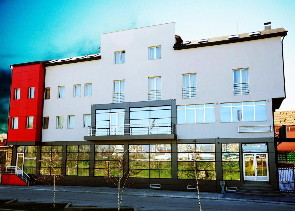 Ni Garni Hotel Crystal Ice מראה חיצוני תמונה